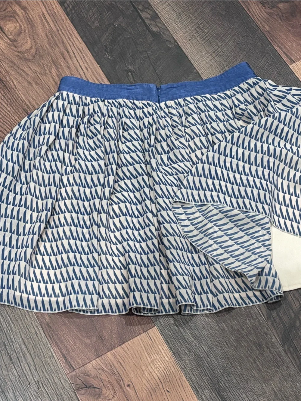 Club Monaco Navy and Beige Mini  Skirt in size 8. Great condition